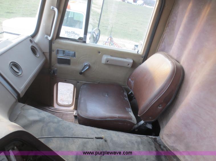 image for item D2214 1985 International COF9670 semi truck