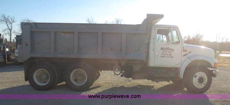 image for item I2161 1991 International 4900 dump truck