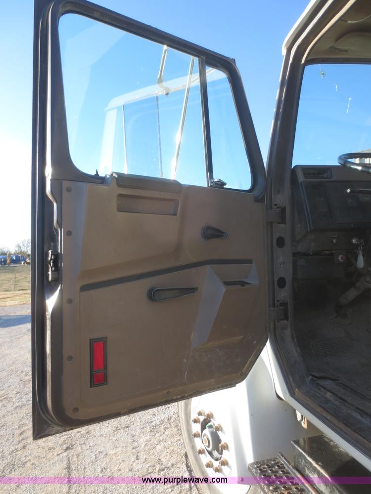 image for item I2161 1991 International 4900 dump truck