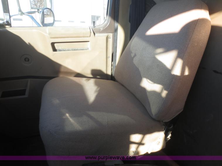 image for item I2161 1991 International 4900 dump truck