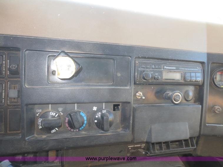 image for item I2161 1991 International 4900 dump truck