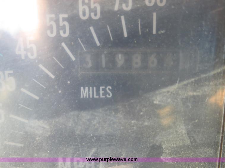 image for item I2161 1991 International 4900 dump truck