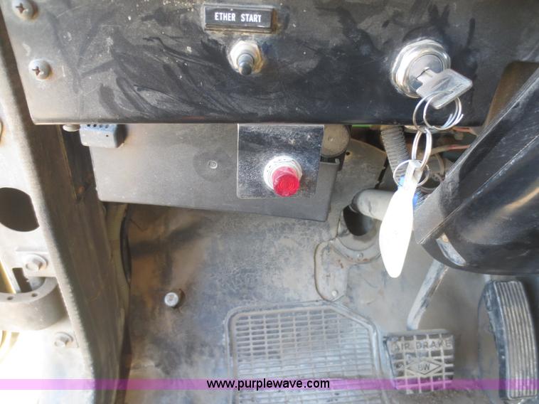 image for item I2161 1991 International 4900 dump truck