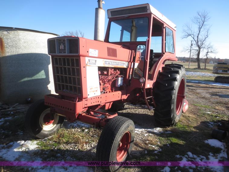 image for item I2164 1972 International Farmall 1066 tractor