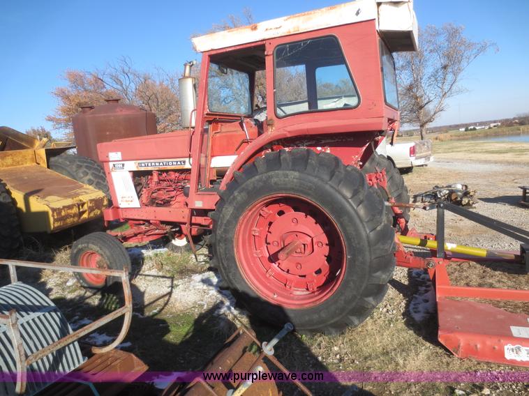 image for item I2164 1972 International Farmall 1066 tractor