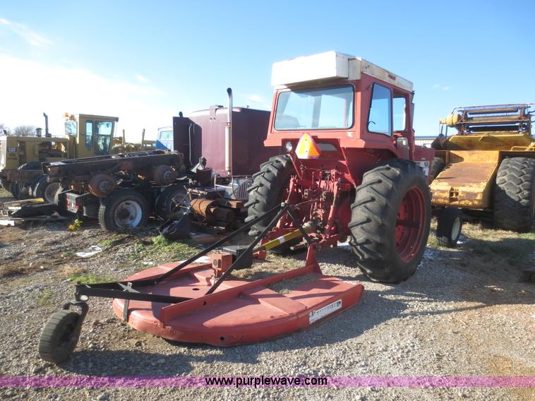 image for item I2164 1972 International Farmall 1066 tractor