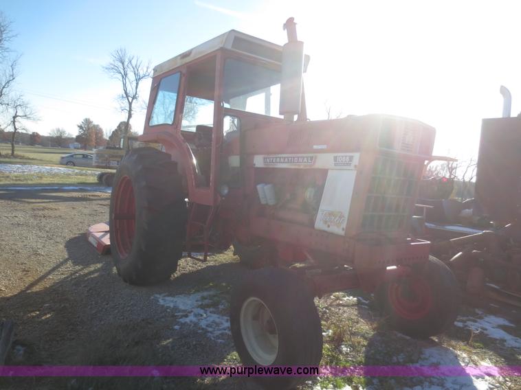 image for item I2164 1972 International Farmall 1066 tractor