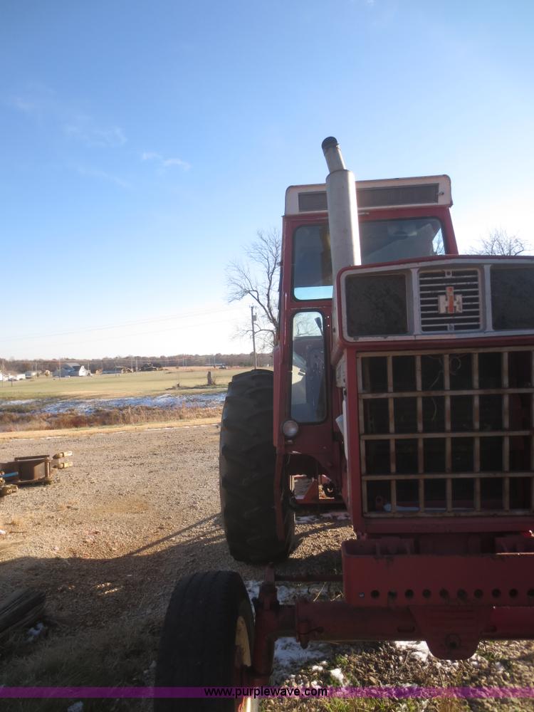 image for item I2164 1972 International Farmall 1066 tractor