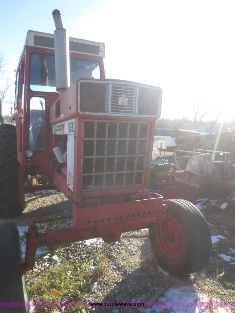 image for item I2164 1972 International Farmall 1066 tractor