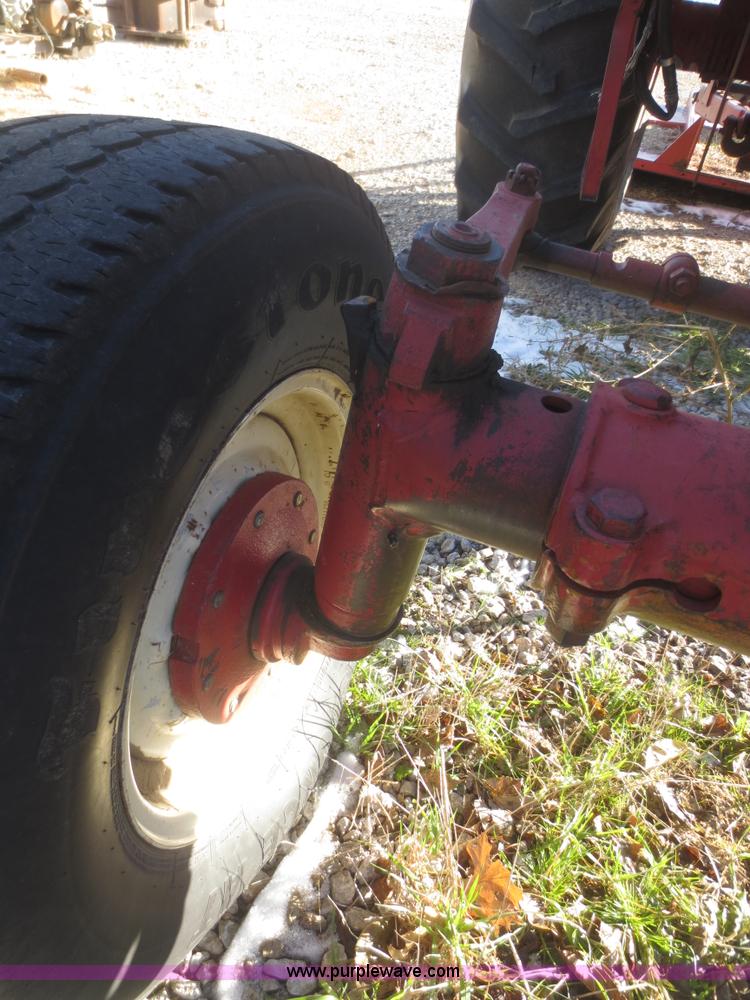 image for item I2164 1972 International Farmall 1066 tractor