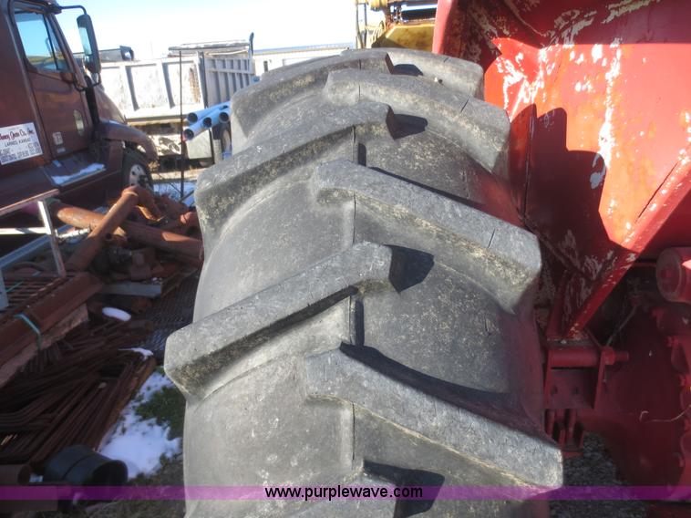 image for item I2164 1972 International Farmall 1066 tractor