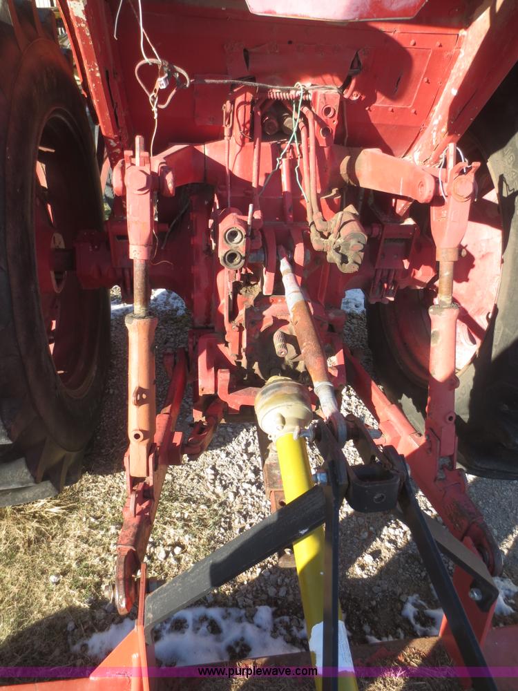 image for item I2164 1972 International Farmall 1066 tractor