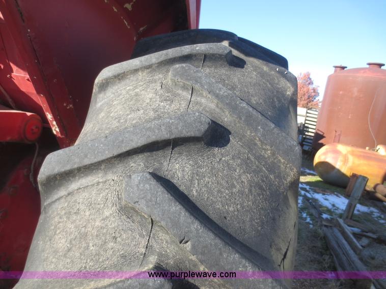 image for item I2164 1972 International Farmall 1066 tractor