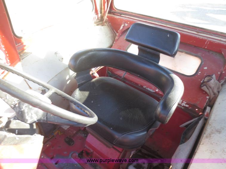 image for item I2164 1972 International Farmall 1066 tractor