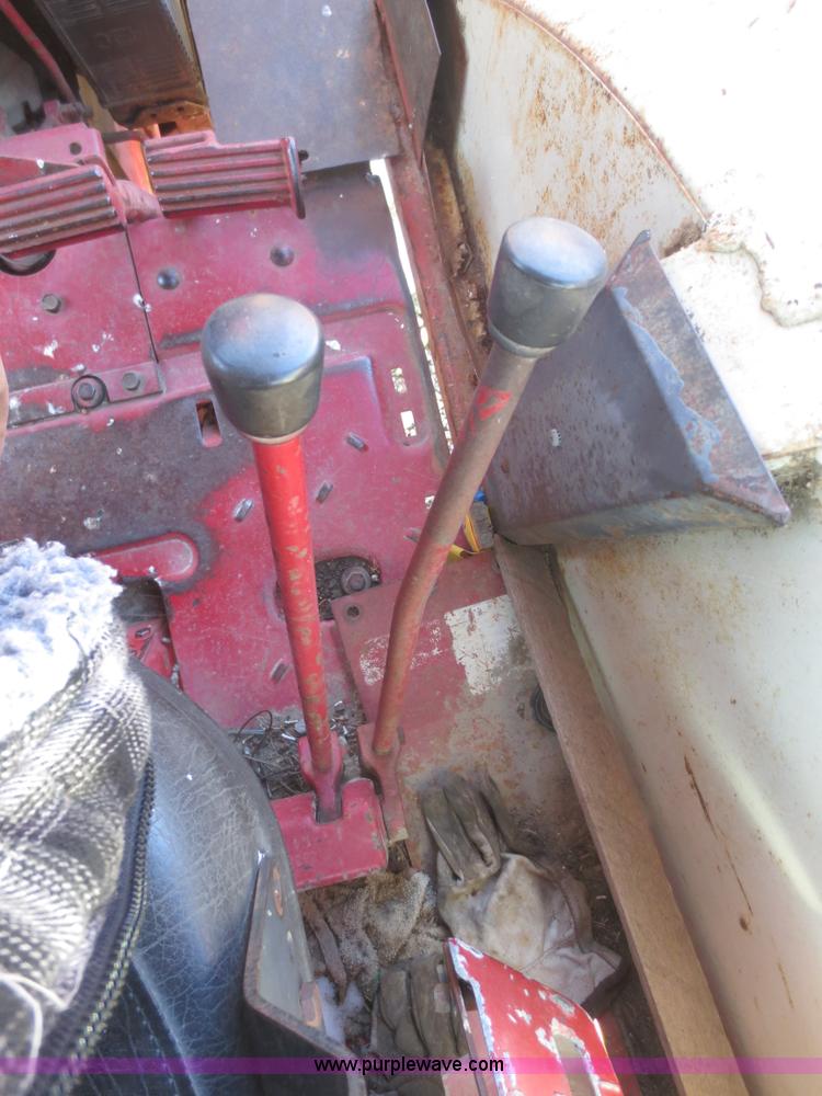 image for item I2164 1972 International Farmall 1066 tractor