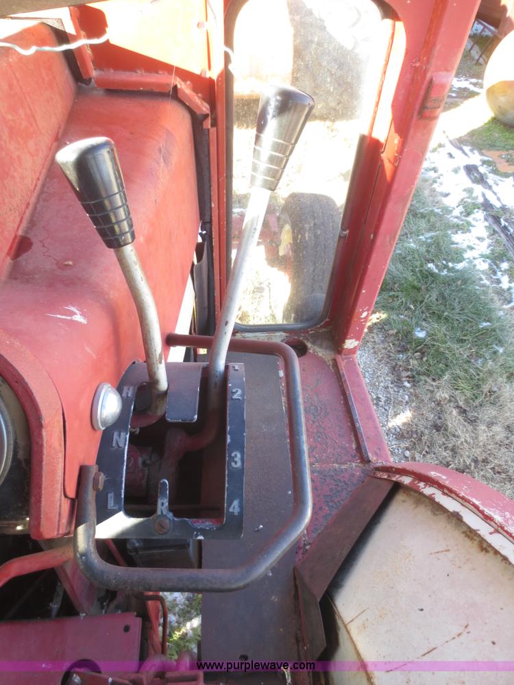 image for item I2164 1972 International Farmall 1066 tractor
