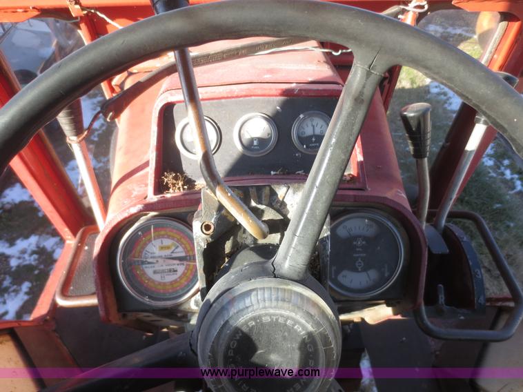 image for item I2164 1972 International Farmall 1066 tractor