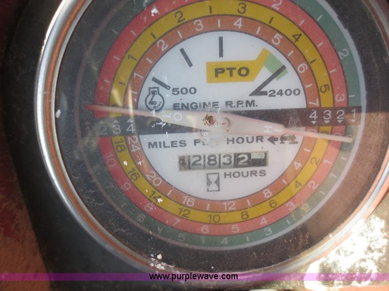 image for item I2164 1972 International Farmall 1066 tractor