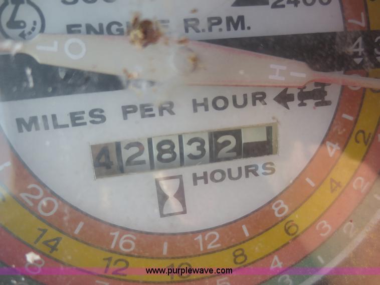 image for item I2164 1972 International Farmall 1066 tractor