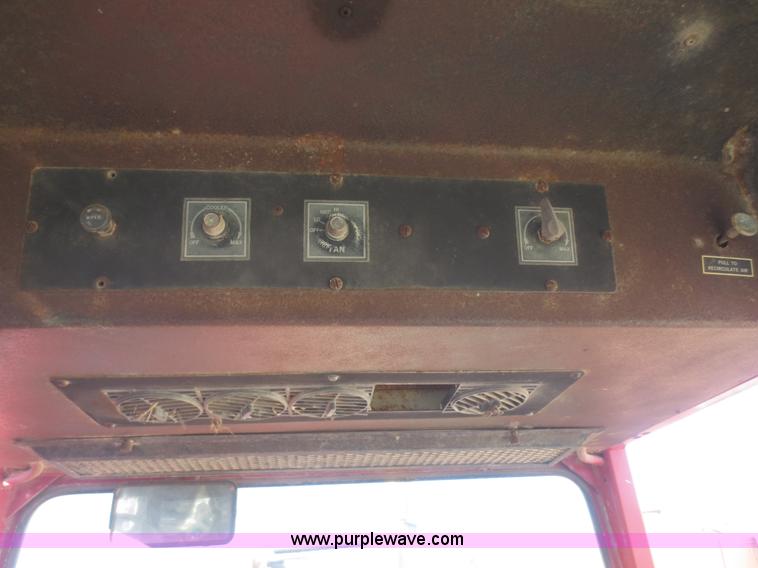 image for item I2164 1972 International Farmall 1066 tractor