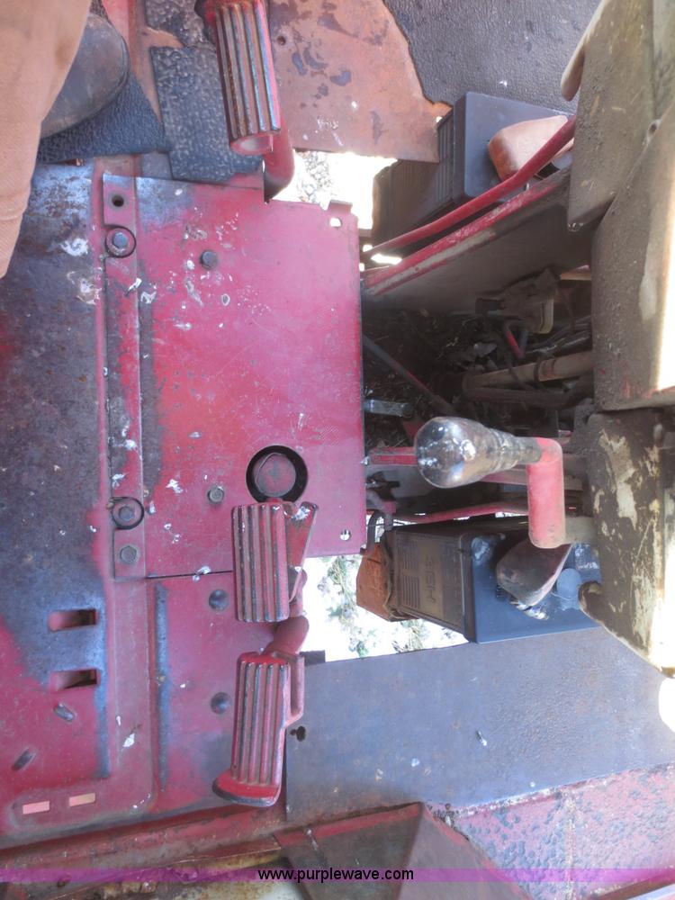image for item I2164 1972 International Farmall 1066 tractor
