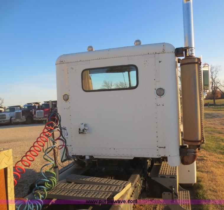 image for item I2168 1996 Freightliner FLD semi truck