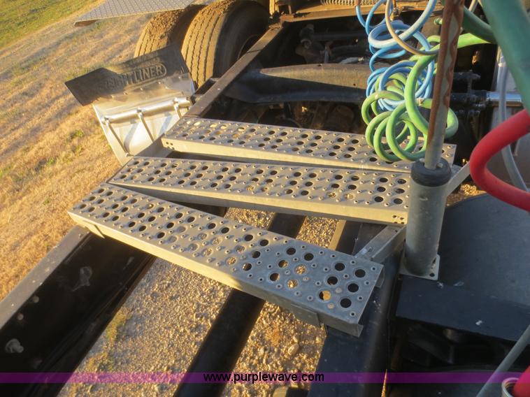 image for item I2168 1996 Freightliner FLD semi truck