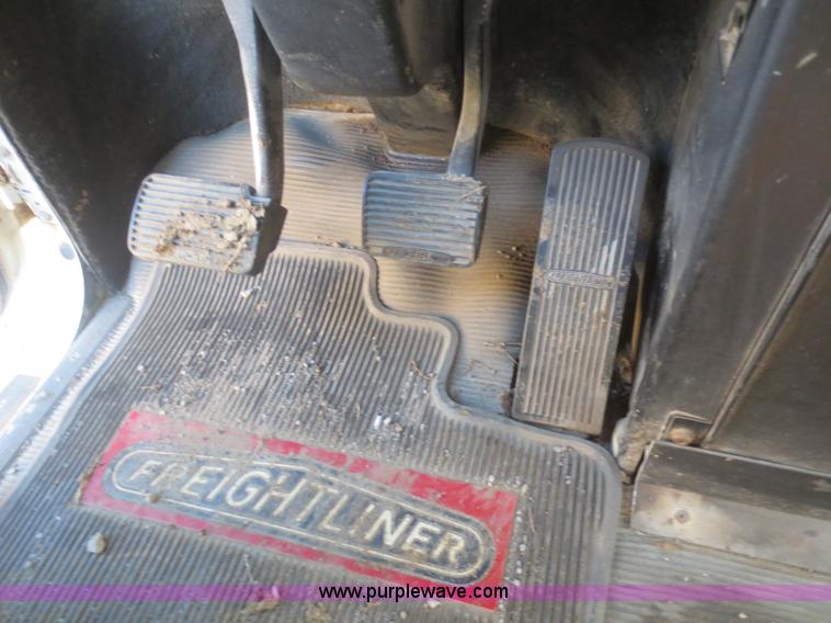 image for item I2168 1996 Freightliner FLD semi truck