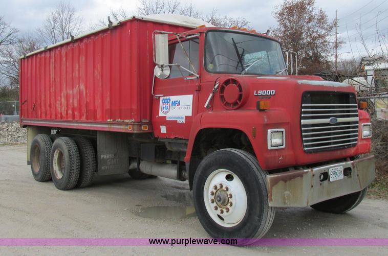 image for item AW9791 1988 Ford LN9000 grain truck