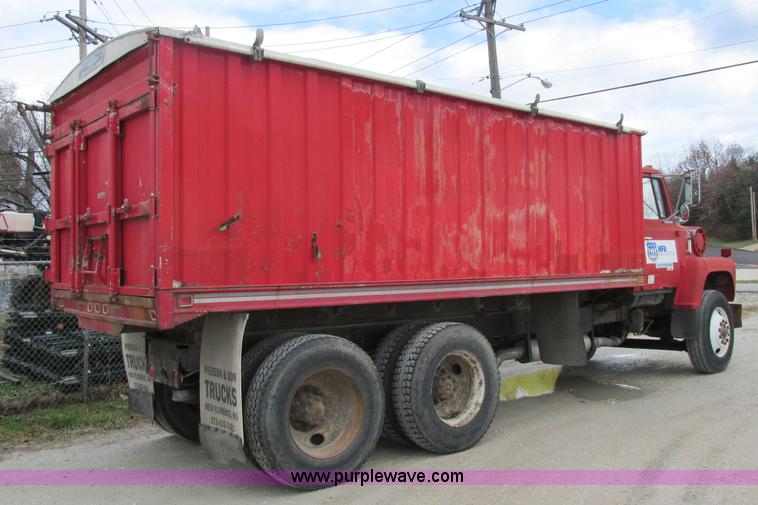 image for item AW9791 1988 Ford LN9000 grain truck