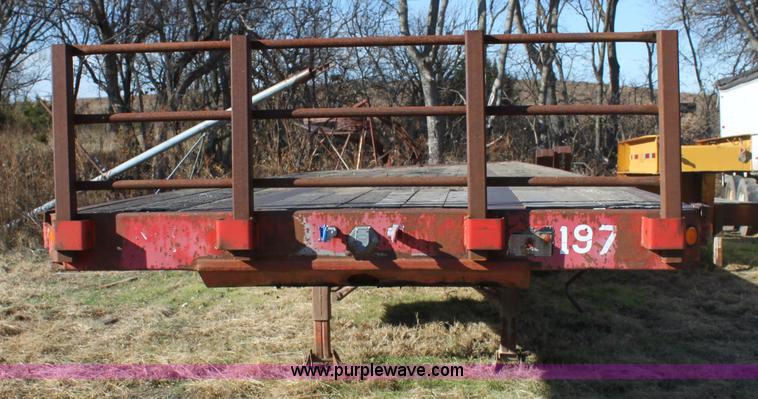 image for item D1301 1985 Fruehauf flatbed trailer