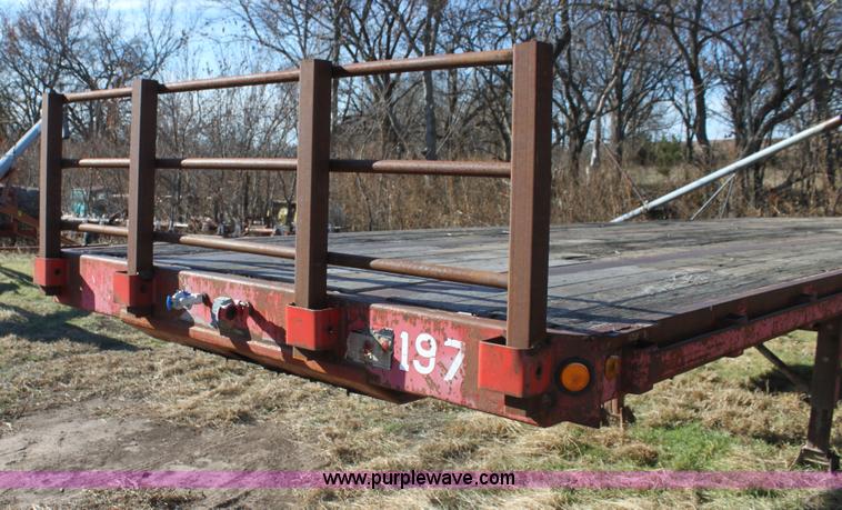 image for item D1301 1985 Fruehauf flatbed trailer