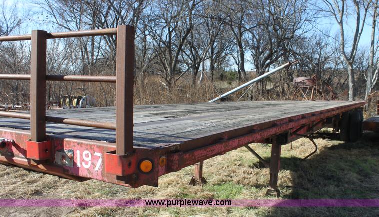 image for item D1301 1985 Fruehauf flatbed trailer