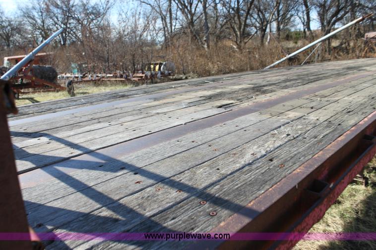 image for item D1301 1985 Fruehauf flatbed trailer