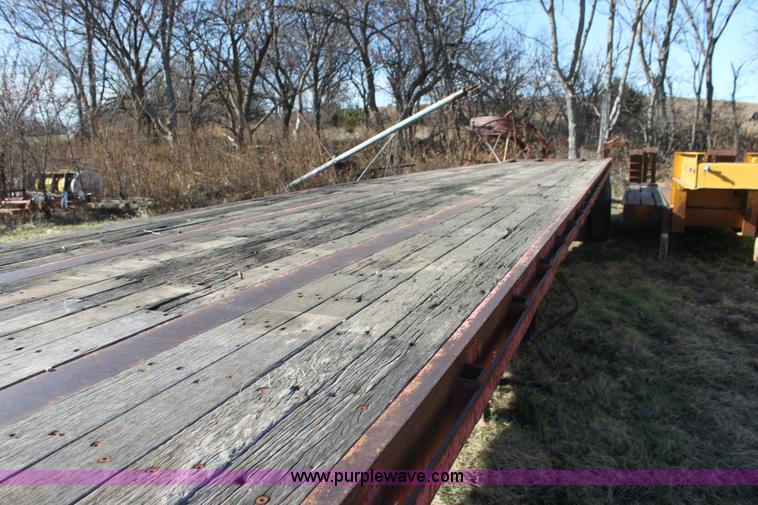 image for item D1301 1985 Fruehauf flatbed trailer