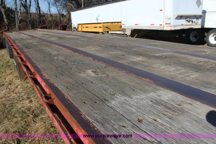 image for item D1301 1985 Fruehauf flatbed trailer