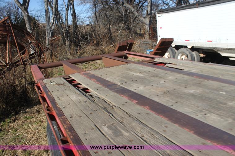 image for item D1301 1985 Fruehauf flatbed trailer