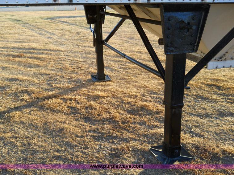 image for item D1308 1992 Merritt hopper grain trailer