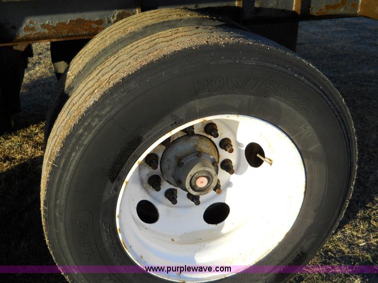 image for item D1308 1992 Merritt hopper grain trailer