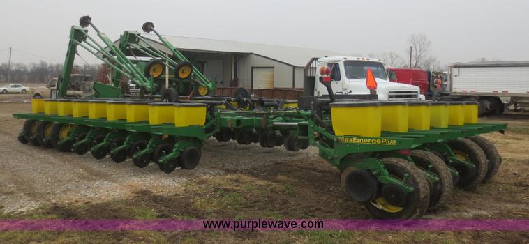 image for item D2235 1997 John Deere 1770 planter