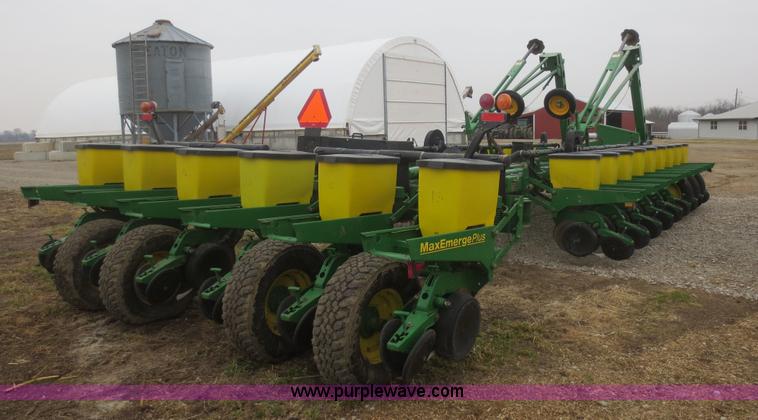 image for item D2235 1997 John Deere 1770 planter