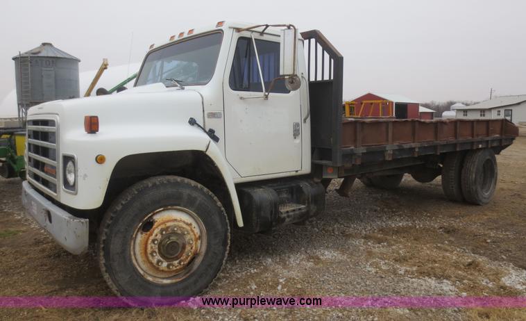 image for item D2236 1986 International S1700 flatbed dump truck
