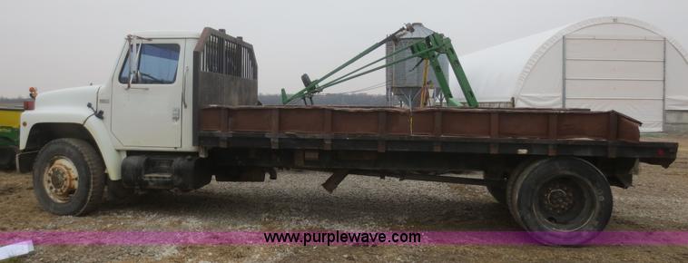 image for item D2236 1986 International S1700 flatbed dump truck