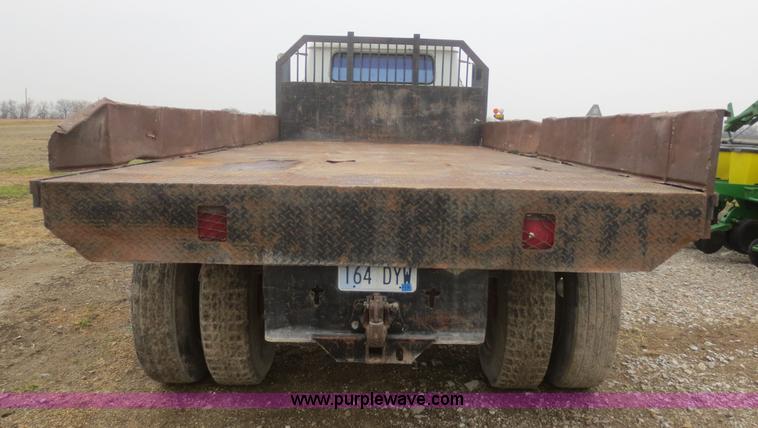 image for item D2236 1986 International S1700 flatbed dump truck