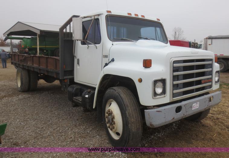 image for item D2236 1986 International S1700 flatbed dump truck