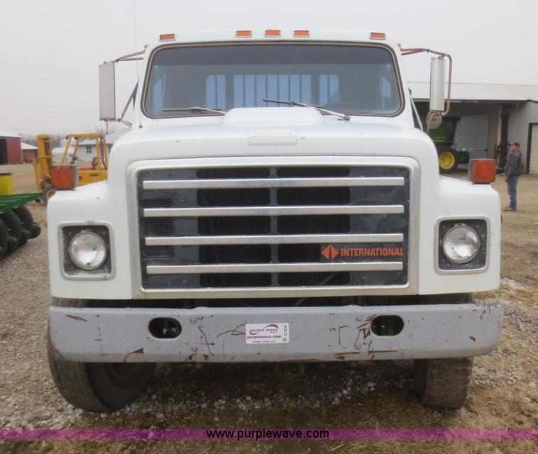 image for item D2236 1986 International S1700 flatbed dump truck