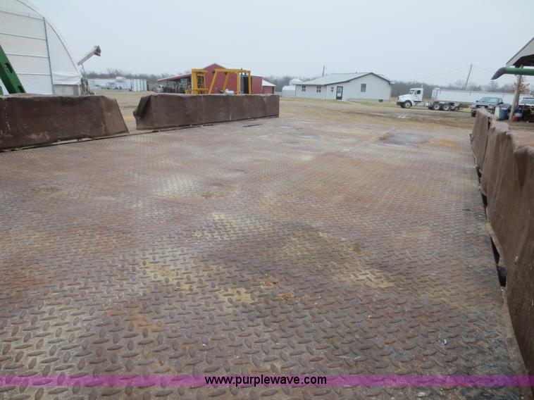 image for item D2236 1986 International S1700 flatbed dump truck