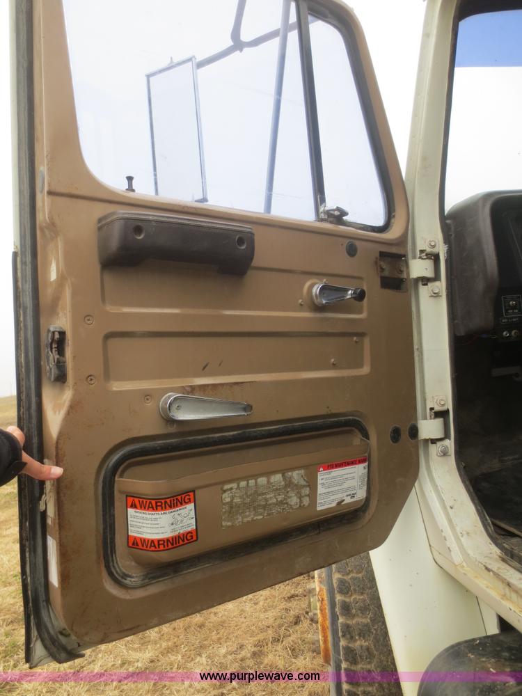 image for item D2236 1986 International S1700 flatbed dump truck