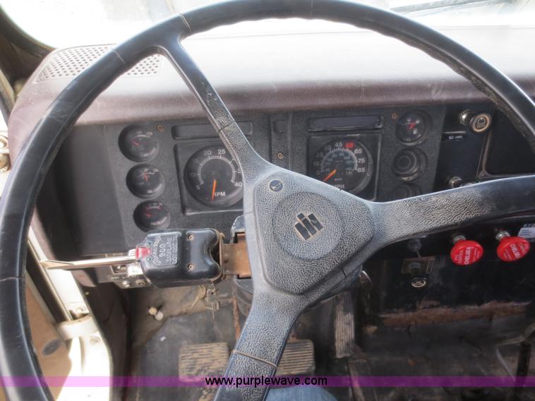 image for item D2236 1986 International S1700 flatbed dump truck