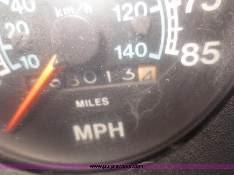 image for item D2236 1986 International S1700 flatbed dump truck